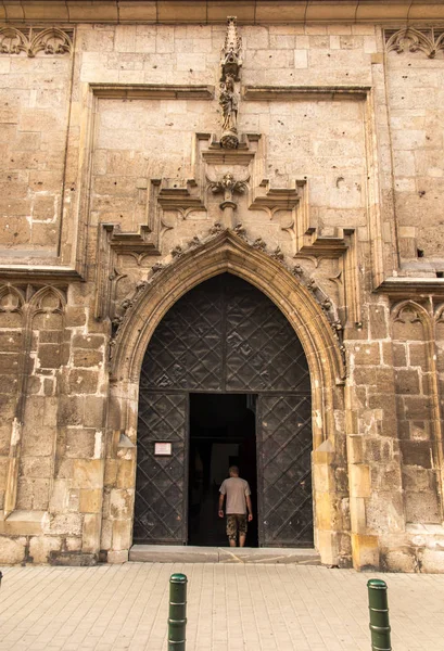 De deur naar de kerk. Catharina van Alexandrië en St.. Lien — Stockfoto