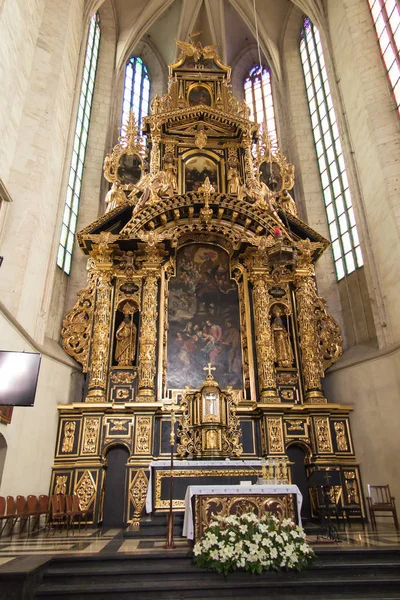 Krakow, Poland - October 2, 2016: The  altar in the church of St — Stock Photo, Image