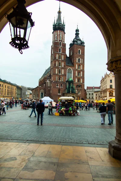 Cracovia, Polonia - 2 de octubre de 2016: Plaza principal del mercado de Cracovia —  Fotos de Stock