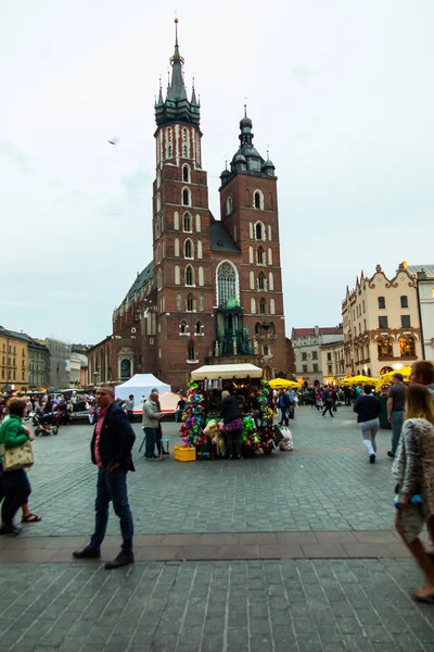 Cracovia, Polonia - 2 de octubre de 2016: Plaza principal del mercado de Cracovia —  Fotos de Stock