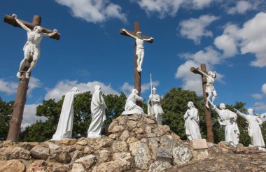 Çapraz ve Calvary yolu yıl önce St Louis Monfor tarafından inşa edilmiş.