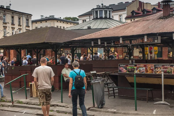 Krakov, Polsko - 2. října 2016: Ohýbací segment trhu Kazimierz, nyní t — Stock fotografie