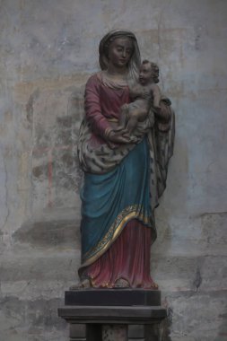 Poitiers, Fransa - 12 Eylül 2016: Yol kenarında heykelin VI