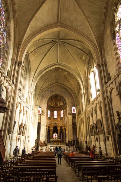 Poitiers, França - 12 de setembro de 2016: Dentro da Igreja de St. . — Fotografia de Stock