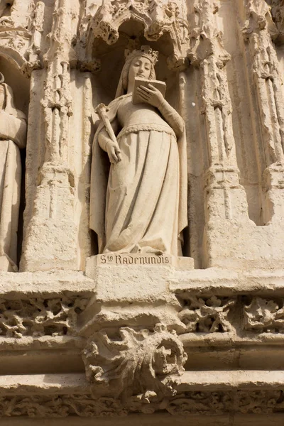 Figure st. Rodegunda on the facade Church of Sts. Radegund at Po — Stock Photo, Image