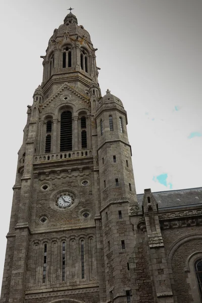 De basiliek van St. Louis van Montfort in Saint-Laurent-sur-Sevre — Stockfoto