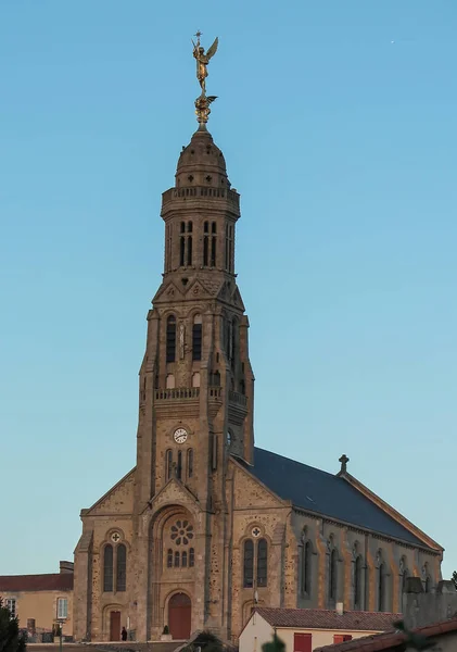Kerk van de Heilige Michaël in Saint-Michel-Mont-Mercure, Frankrijk wit — Stockfoto