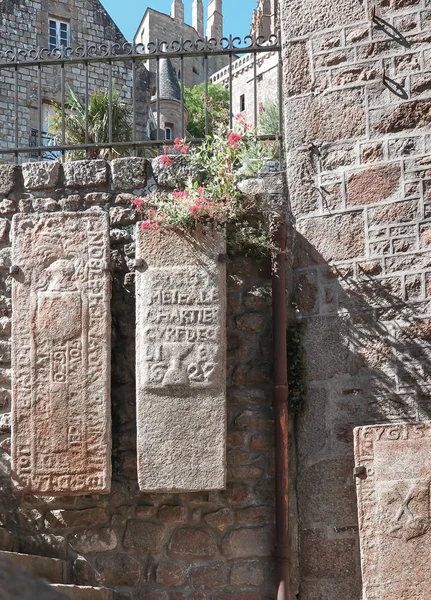 Frammento del muro con vecchie lastre di pietra a Mont-Saint-Michel — Foto Stock