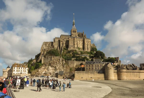 Mont Saint Michel, Francia - 8 de septiembre de 2016: Vista panorámica de —  Fotos de Stock