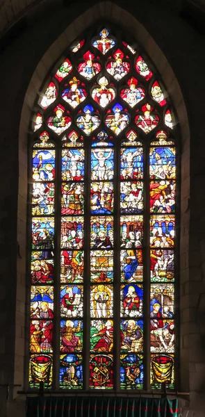 Iffendic, Frankreich - 9. September 2016: Kirchenfenster in der Kirche Saint Eloi in iffendic — Stockfoto