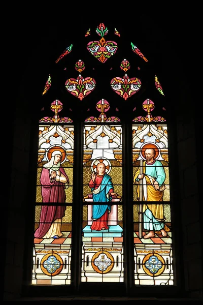 Iffendic, Frankreich - 9. September 2016: Kirchenfenster in der Kirche Saint Eloi in iffendic — Stockfoto