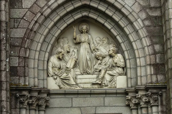 Jesus as wisdom among scholars, bas-relief above the door Chapel — Stock Photo, Image