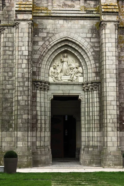 Jesus as wisdom among scholars, bas-relief above the door Chapel — Stock Photo, Image