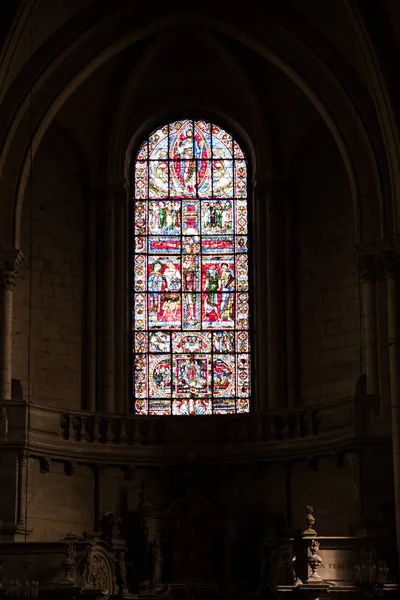 Poitiers, Francia - 12 de septiembre de 2016: Interior de la iglesia de San Pedro en Poitiers — Foto de Stock