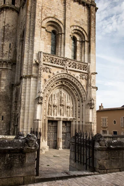 Kilisenin girişine St Radegund Poitiers, — Stok fotoğraf