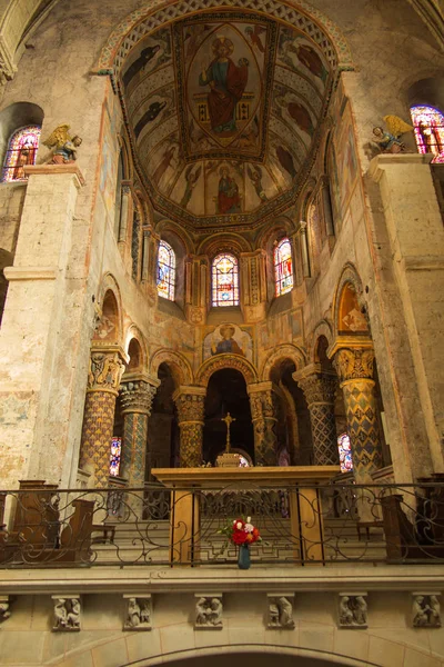 Poitiers, Francia - 12 de septiembre de 2016: Dentro de la Iglesia de St. . — Foto de Stock