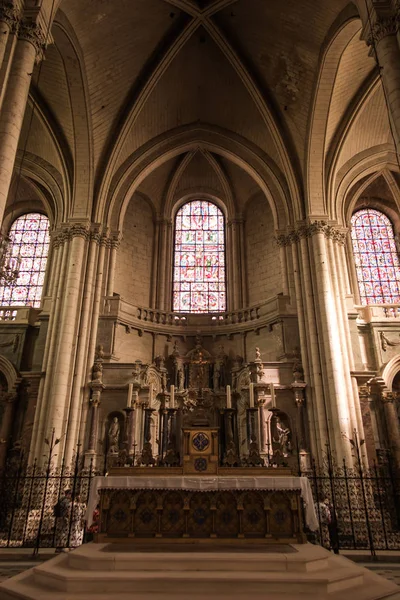 法国普瓦捷-2016 年 9 月 12 日︰ 教堂的内部的 — 图库照片