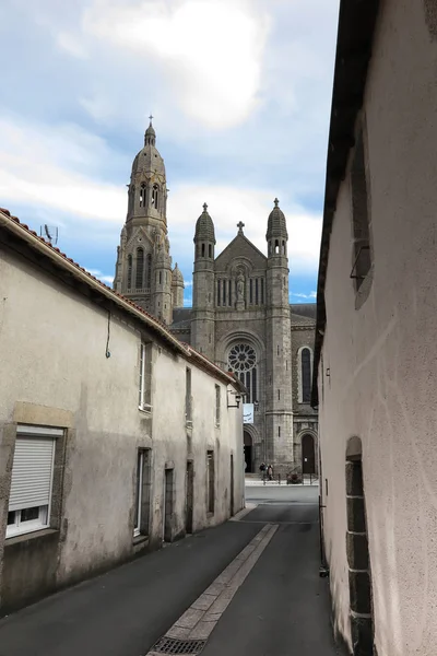 De basiliek van St. Louis van Montfort in Saint-Laurent-sur-Sevre in het departement Vendée in de regio Pays de la Loire — Stockfoto