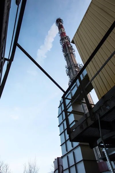 Alta pila di calcestruzzo con antenne aggiuntive costruite — Foto Stock