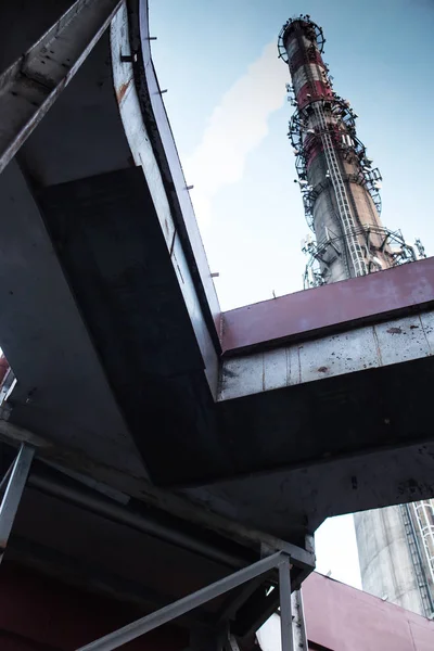 Grande pile de béton avec antennes supplémentaires construites — Photo