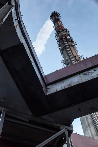 Uzun boylu yapılı ek anten ile beton yığını — Stok fotoğraf