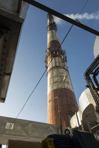 Chimenea alta y fragmentos de colectores de polvo — Foto de Stock