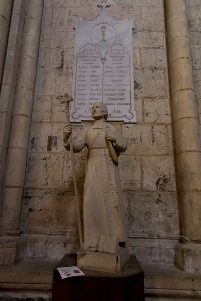 Poitiers, França - 12 de setembro de 2016, figura de São Luís — Fotografia de Stock