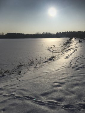 Donmuş Göl boyunca kış yürüyüş