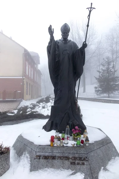 Standbeeld van paus Johannes Paulus Ii, in de winter mist — Stockfoto