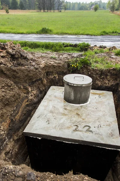 Invoegen van betonnen septische septic tank — Stockfoto