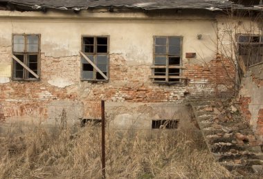 Parça eski ev harap