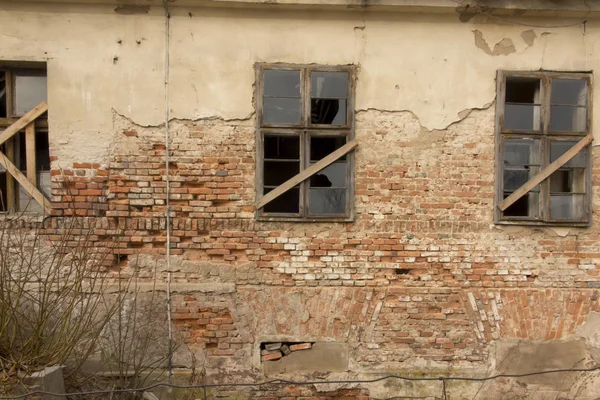 Фрагмент старого разрушенного дома — стоковое фото