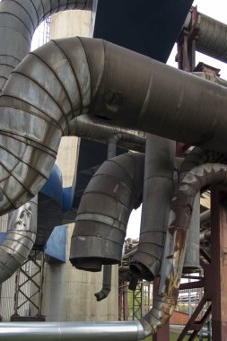 Hasarlı boru hattı ile eski endüstriyel teknolojik teçhizatları