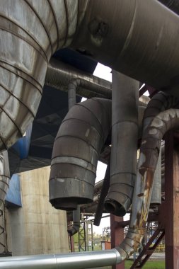 Hasarlı boru hattı ile eski endüstriyel teknolojik teçhizatları