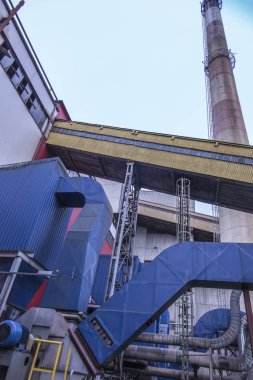 Yerçekimi toz toplayıcı ve egzoz fan arkasında kömür kazanı