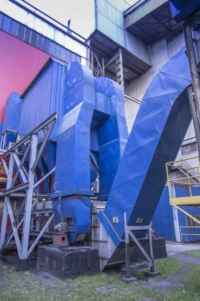 Гравітаційний пилозбірник і вихлопний вентилятор за вугільним котлом — стокове фото