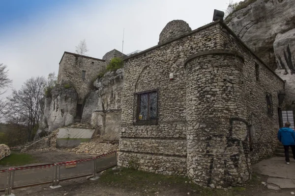 Morsko，波兰-2017 年 5 月 3 日︰ 城堡 Bakowiec-的骑士城堡从十四世纪，仍然躺在克拉科夫琴侏罗山 — 图库照片