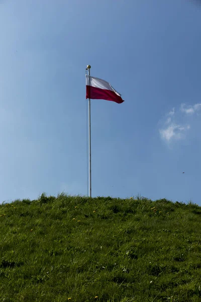 Polish national flag at the summit of liberation mound — Stock Photo, Image