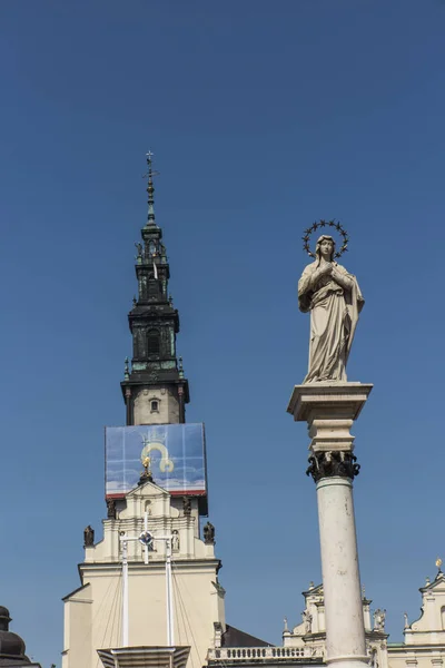 Parte del monasterio de Jasna Gora en Czestochowa y el statu —  Fotos de Stock