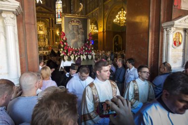 Piekary Sl, Polonya, 28 Mayıs 2017: erkekler ve genç bana hac