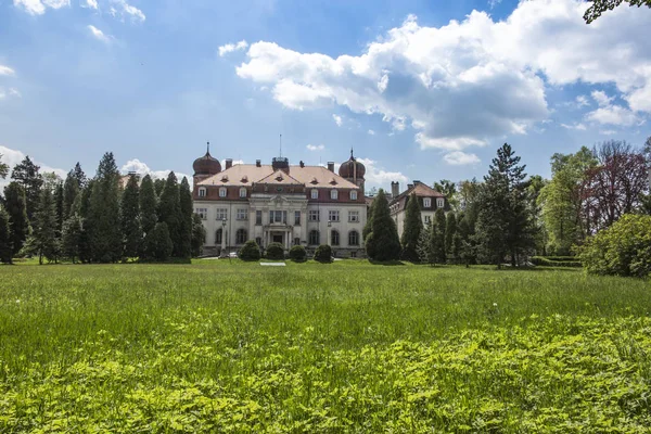 Brynek, Polonia mayo 14, 2017: Palacio y Parque de Brynk en Po — Foto de Stock