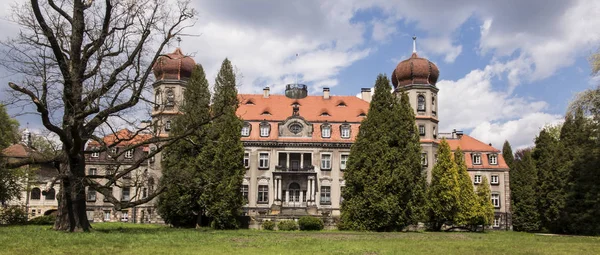 Брайнек, Польша 14 мая 2017 г.: Брынкский дворцово-парковый комплекс в По — стоковое фото