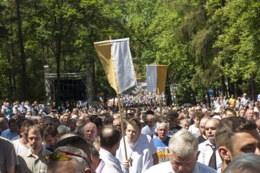 Piekary Sl, Polonya, 28 Mayıs 2017: erkekler ve genç bana hac