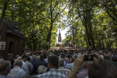 Piekary Sl, Polonya, 28 Mayıs 2017: erkekler ve genç bana hac