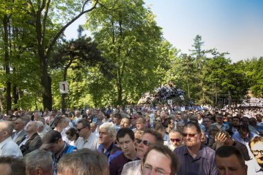 Piekary Sl, Polonya, 28 Mayıs 2017: erkekler ve genç bana hac