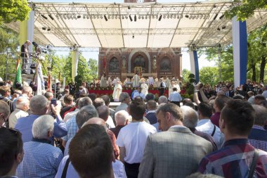 Piekary Sl, Polonya, 28 Mayıs 2017: erkekler ve genç bana hac