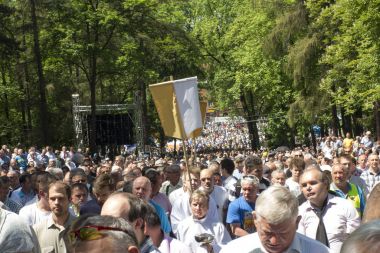 Piekary Sl, Polonya, 28 Mayıs 2017: erkekler ve genç bana hac