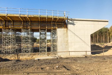 otoyol üzerinde bir Üstgeçit altında inşa inşaat iskele