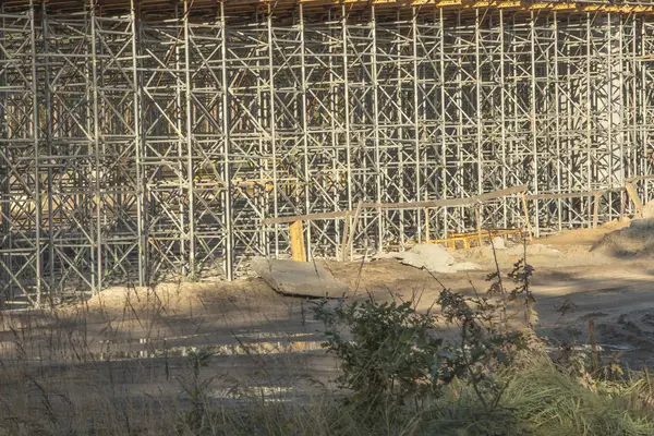 Andamios de construcción construidos bajo un paso elevado sobre la carretera — Foto de Stock