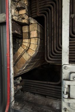 Eski kömür kazanı rendeleyin olmadan bir duvar